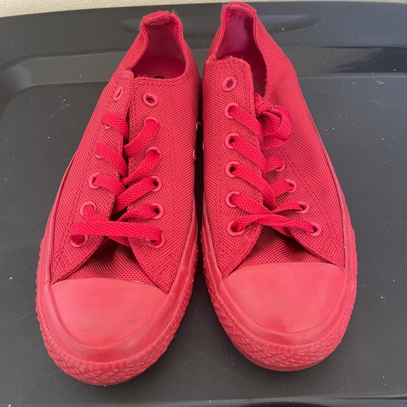 mono red converse